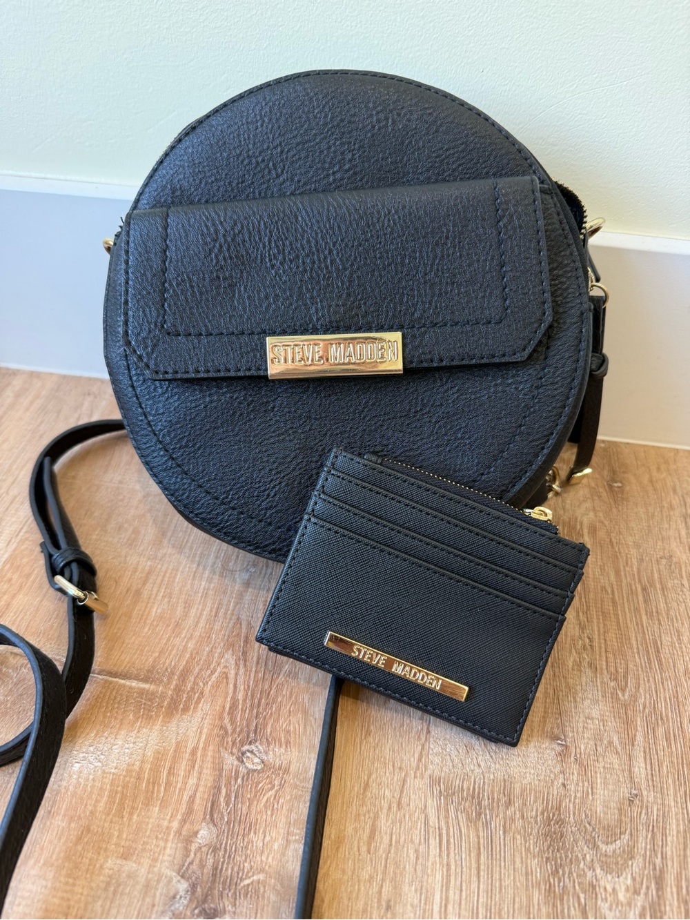 Steve Madden Black Round Crossbody Bag with Card Holder